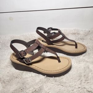 Journee collection womens strappy platform sandal. Size 7